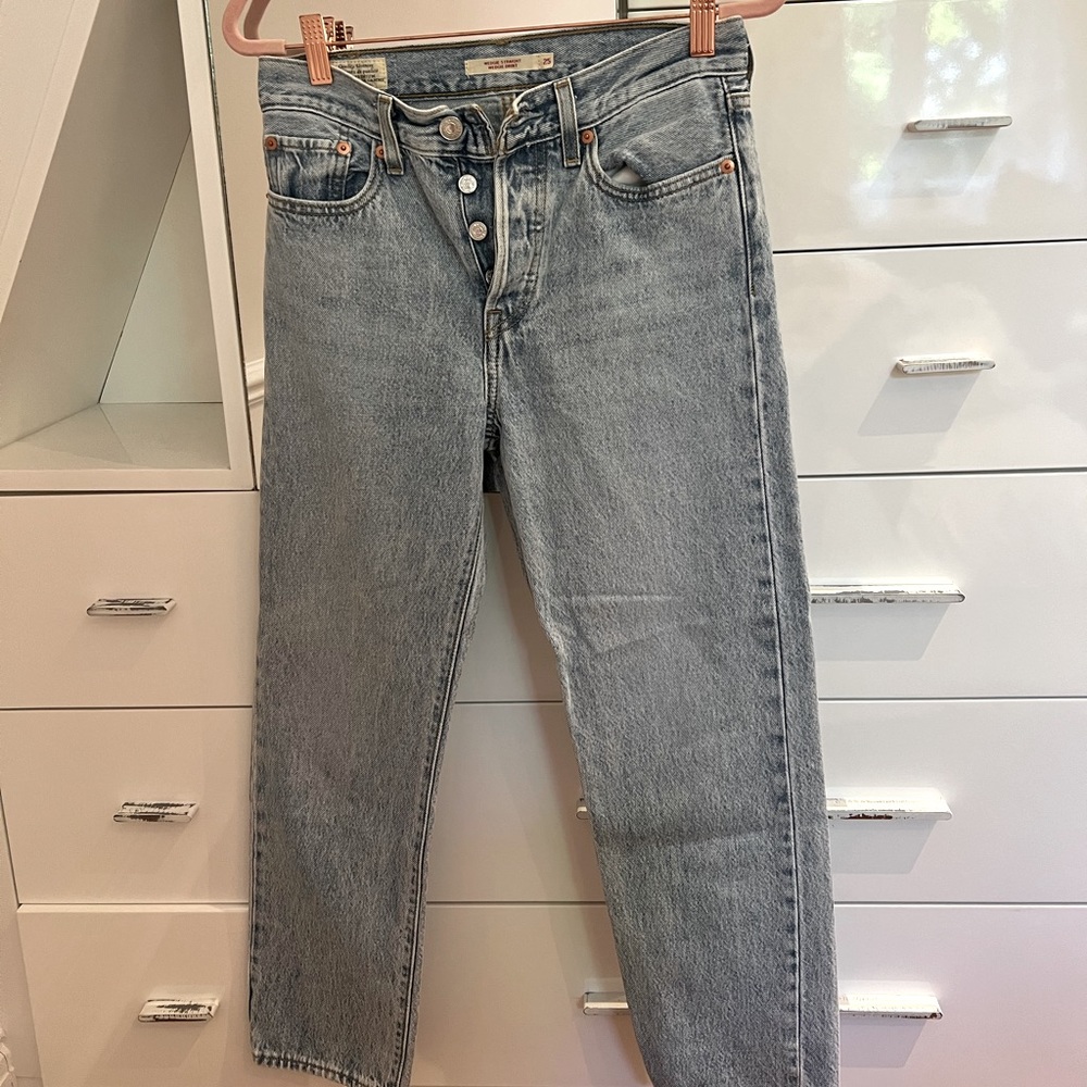 Levi’s wedgie straight light wash denim jeans